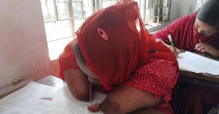 হাত-পা বিহীন অবস্থায় জন্ম। সন্তানের এমন শারীরিক প্রতিবন্ধকতায় চোখে অন্ধকার দেখতে থাকেন বাবা-মা