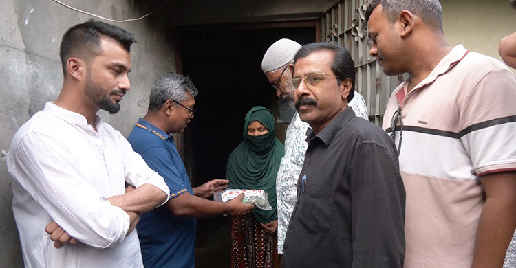 অসচ্ছল প্রতিবেশীদের বাড়ি গরুর মাংস পৌঁছে দিলো &lsquo;ফ্রেন্ডস ক্লাব যশোর&rsquo;