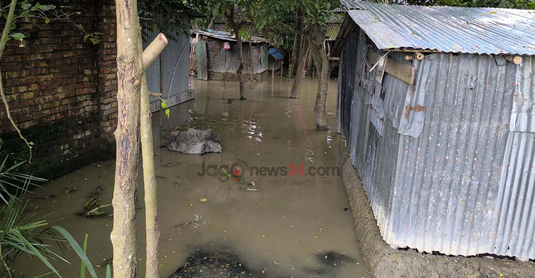 আতাই নদীর বাঁধ ভেঙে পানিবন্দি দুই শতাধিক পরিবার