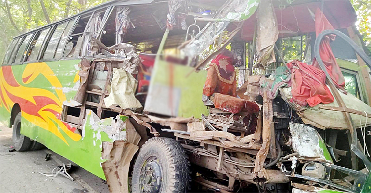 নিয়ন্ত্রণ হারিয়ে বাস উল্টে যাত্রী নিহত