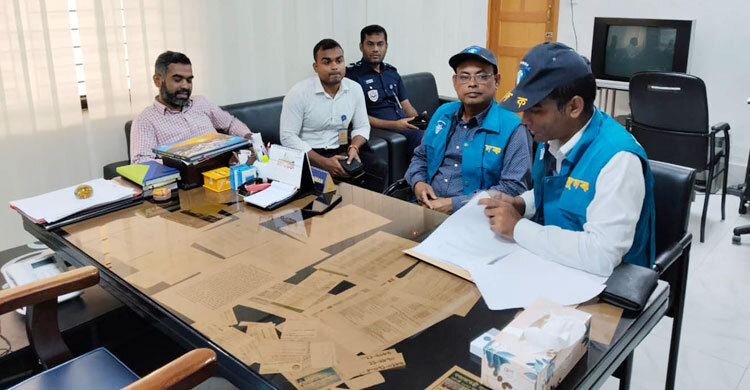 যশোর বিমানবন্দরে দুদকের অভিযান