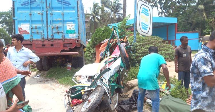 যশোরে কাভার্ডভ্যানের চাপায় নারী-শিশুসহ নিহত ৪