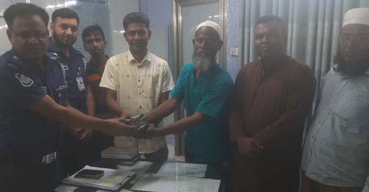 কুড়িয়ে পাওয়া সাড়ে ৪ লাখ টাকা ফিরিয়ে দিলেন ইজিবাইকচালক ইসমাইল