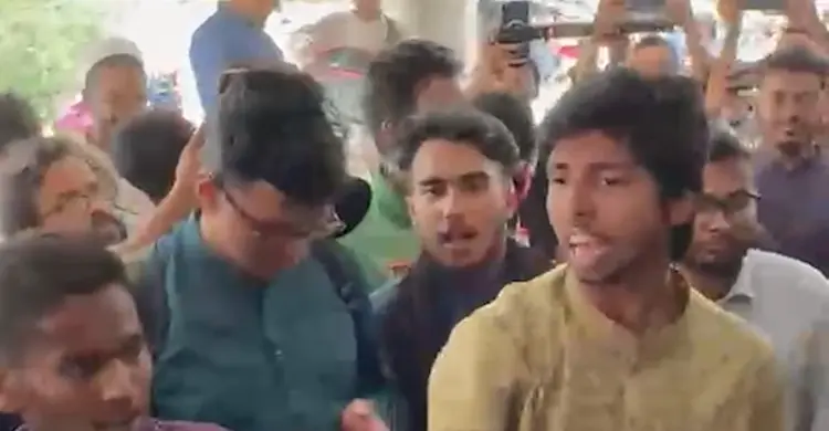 স্লোগানে স্লোগানে উত্তাল ঢাবি ভিসি ভবন