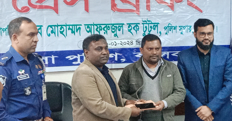 হারানো মোবাইল ফিরে পেলেন ১১ ভুক্তভোগী