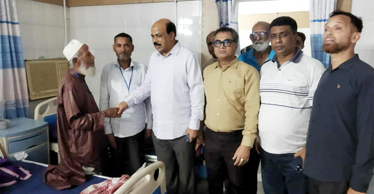 লায়ন চক্ষু হাসপাতালে রোগীদের শয্যাপাশে আসলাম চৌধুরী