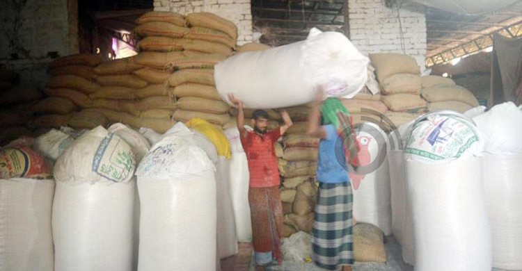 ঝালকাঠিতে হাতে ভাজা মুড়ি বিক্রির ধুম