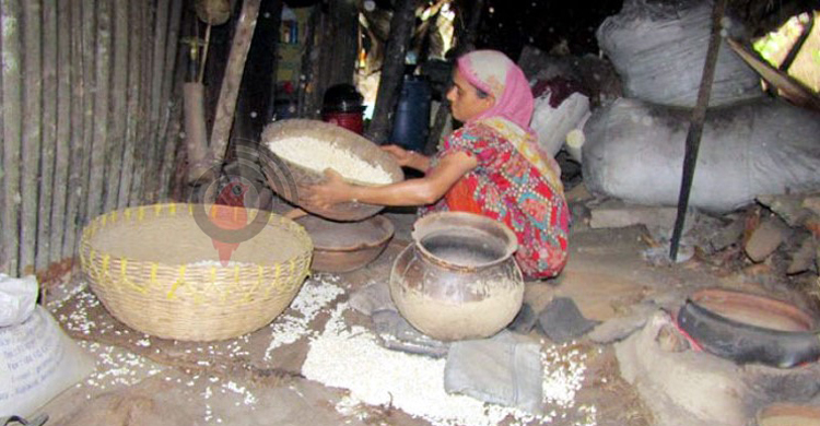 ঝালকাঠিতে হাতে ভাজা মুড়ি বিক্রির ধুম