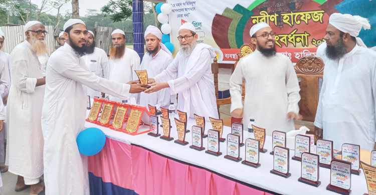 এক গ্রামের ৪০ কোরআনে হাফেজকে সংবর্ধনা