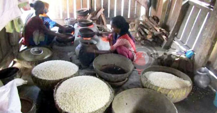 ঝালকাঠিতে হাতে ভাজা মুড়ি বিক্রির ধুম