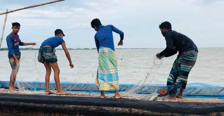 নিষেধাজ্ঞা শেষে ঋণের বোঝা মাথায় নদীতে জেলেরা