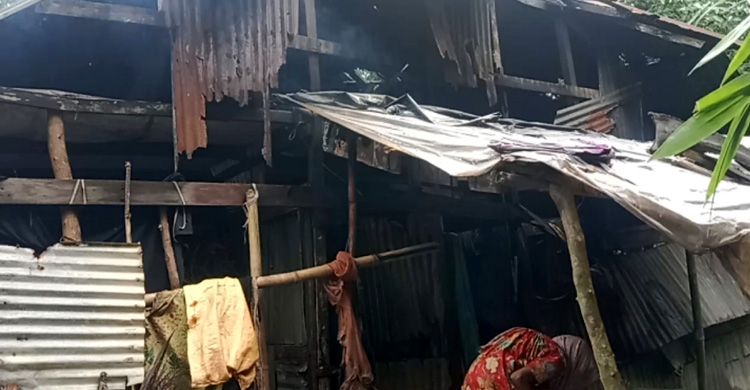 বৃষ্টি হলেই পানি পড়ে ঘরে, না ঘুমিয়ে বসে থাকেন আমেনা খাতুন