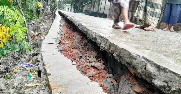 উদ্বোধনের দুই মাসেই ধসে পড়লো সড়ক
