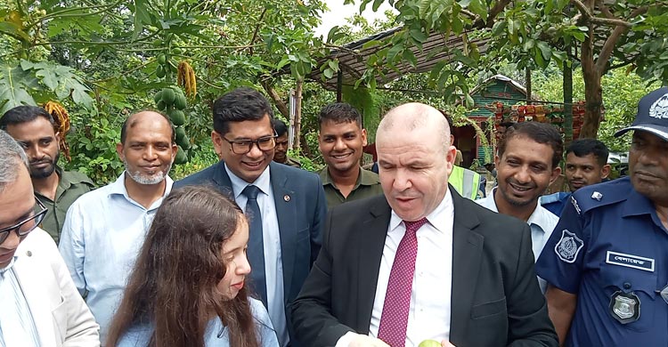 ঝালকাঠির পেয়ারা বাগান দেখে অভিভূত আলজেরিয়ার রাষ্ট্রদূত