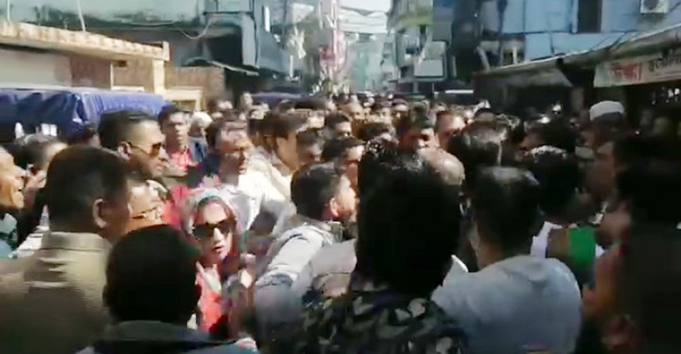 হাদিকে গুলি করায় বিএনপির বিক্ষোভ, মিছিলের সামনে থাকতে হট্টগোল