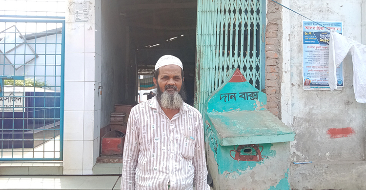 মসজিদে নামাজে চালক, অটোরিকশা নিয়ে গেলো চোর