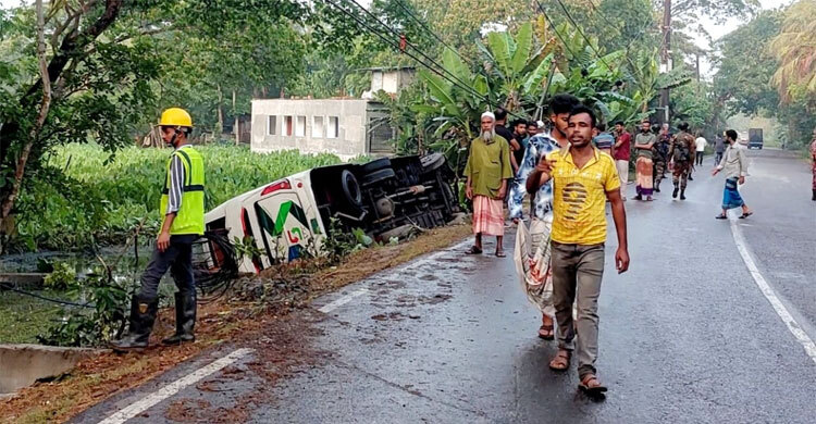 ঝালকাঠিতে নিয়ন্ত্রণ হারিয়ে বাস খাদে, আহত ১৩