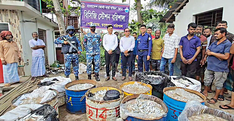 ঝালকাঠিতে ঢাকাগামী বাসে ৪২ মণ জাটকা জব্দ