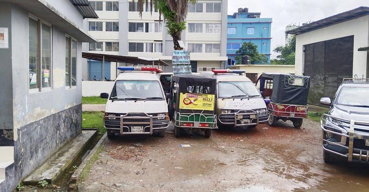 অ্যাম্বুলেন্স আছে চালক নেই, রোগীদের ভোগান্তি