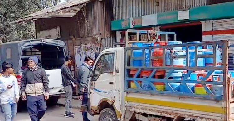 বাড়তি দামে গ্যাস সিলিন্ডার বিক্রি, ব্যবসায়ীকে জরিমানা