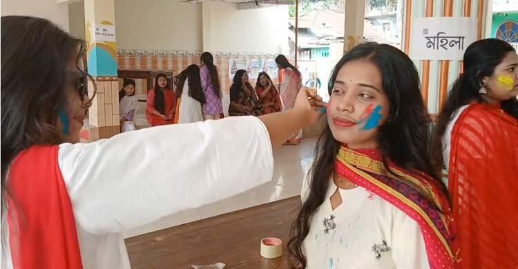 দোল উৎসবে রঙের খেলায় মাতলো ঝালকাঠি শহর