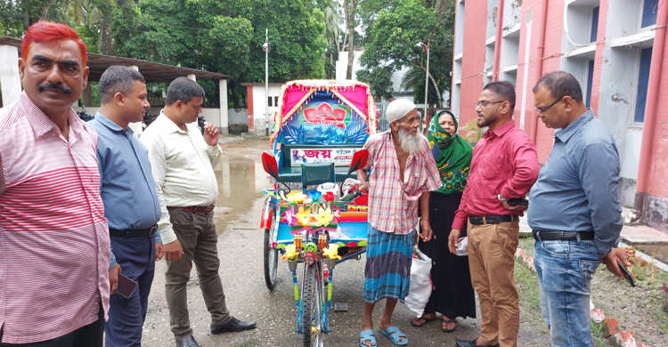 বৃদ্ধ ফুল মিয়াকে ইঞ্জিনচালিত রিকশা দিলেন পুলিশ পরিদর্শক