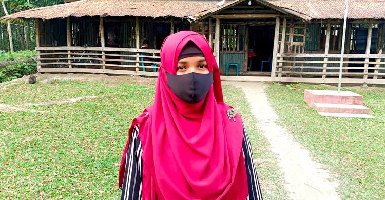 প্রবেশপত্র না পেয়ে কেঁদেই চলেছে ফারজানা, আত্মহত্যার হুমকি