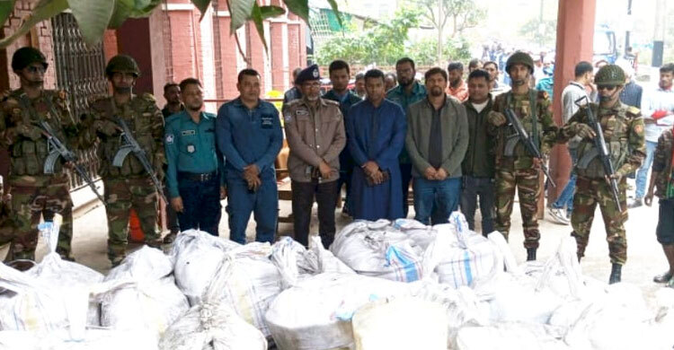 বরিশালে বাস থেকে ৩ হাজার কেজি জাটকা জব্দ