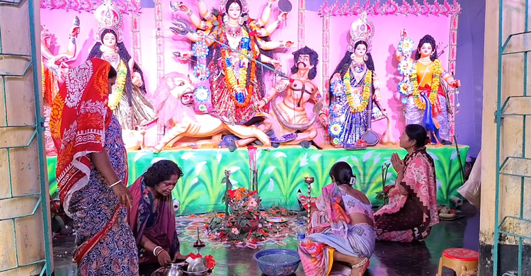 নারীদের উদ্যোগে দুর্গাপূজা, আরতি-আরাধনা সবই করছেন নারীরা