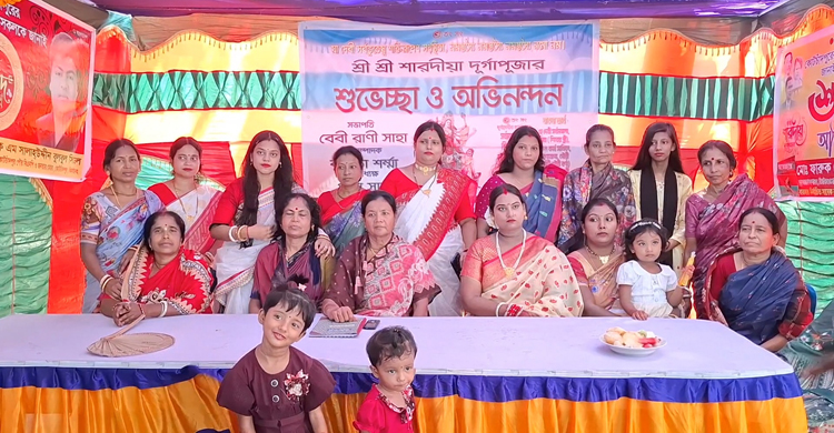 নারীদের উদ্যোগে দুর্গাপূজা, আরতি-আরাধনা সবই করছেন নারীরা