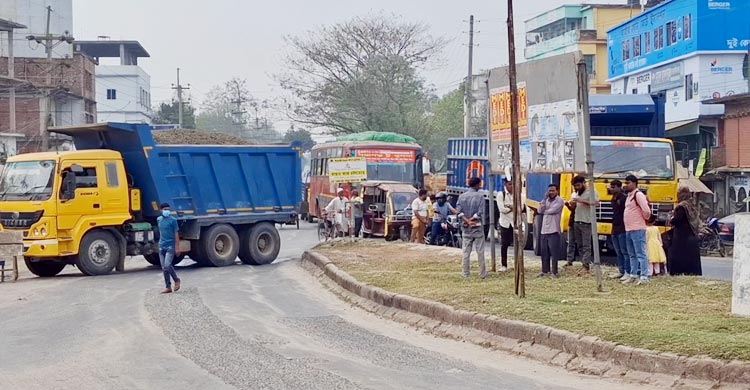 ঝিনাইদহে মধ্যরাতে বাসে আগুন, প্রতিবাদে মহাসড়ক অবরোধ