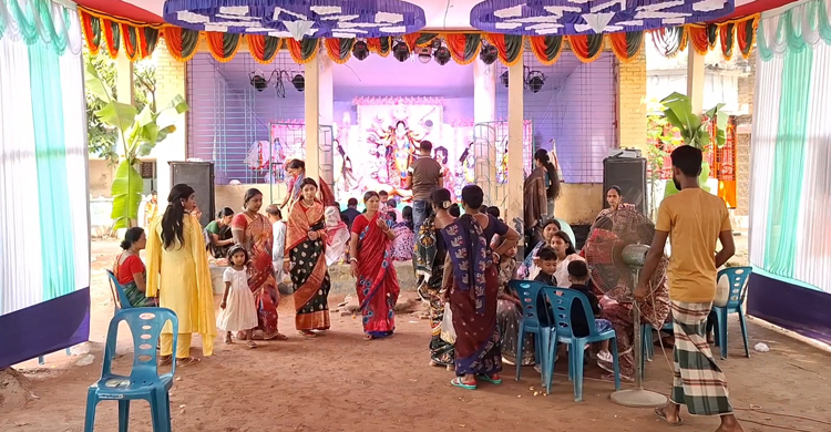নারীদের উদ্যোগে দুর্গাপূজা, আরতি-আরাধনা সবই করছেন নারীরা