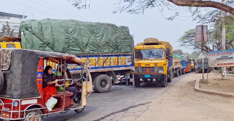 ঝিনাইদহে মধ্যরাতে বাসে আগুন, প্রতিবাদে মহাসড়ক অবরোধ