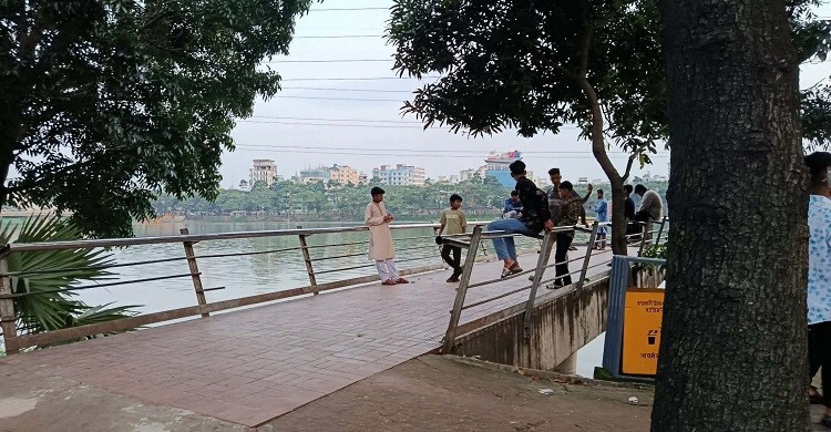 ঈদের দিনে অনেকটাই ফাঁকা হাতিরঝিল