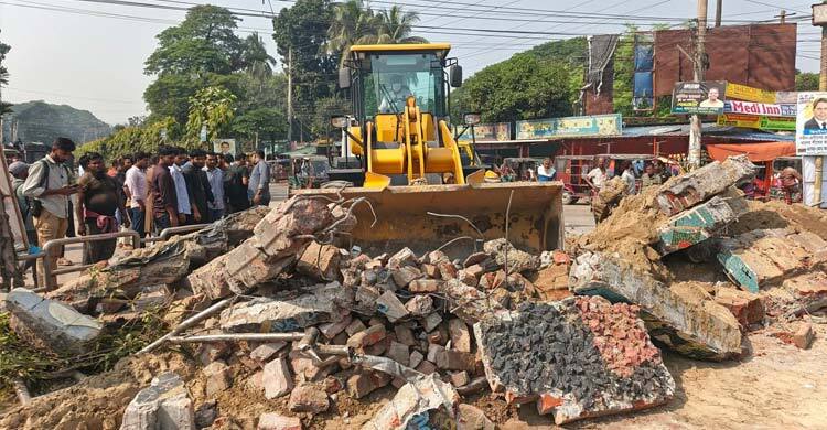 শেখ মুজিবের ‘এক তর্জনী’ স্তম্ভ গুঁড়িয়ে দিলো ছাত্র-জনতা