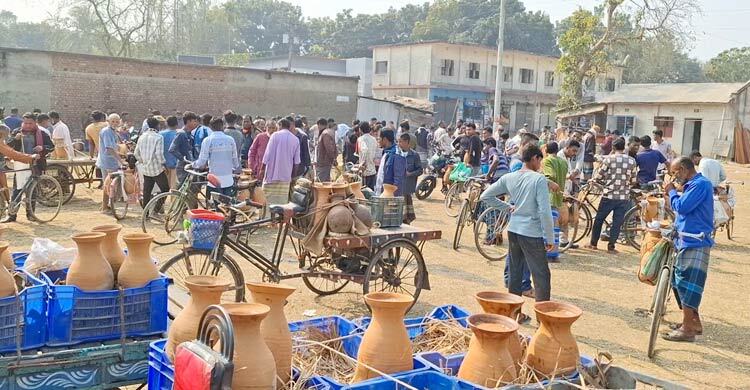 জমজমাট হাটে কোটি টাকার খেজুর গুড় বেচাকেনা