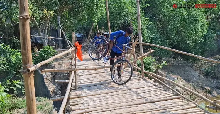 ঝিনাইদহে ব্রিজ ভেঙে বন্ধ যানবাহন চলাচল, ঝুঁকি নিয়ে সাঁকোই পারাপার