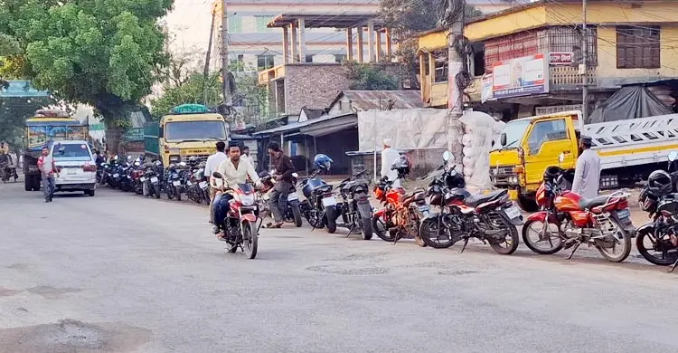 মোটরসাইকেল চালকদের চাপে পাম্প, ডিজেল নিতে এসে বিপাকে কৃষক