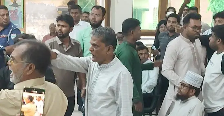 দোয়া মাহফিলে জুলাই যোদ্ধাদের মারতে তেড়ে গেলেন বিএনপি নেতারা