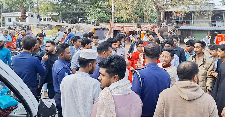 ঝিনাইদহে বিক্ষোভ, যুবলীগ নেতার শোরুমে ভাঙচুর