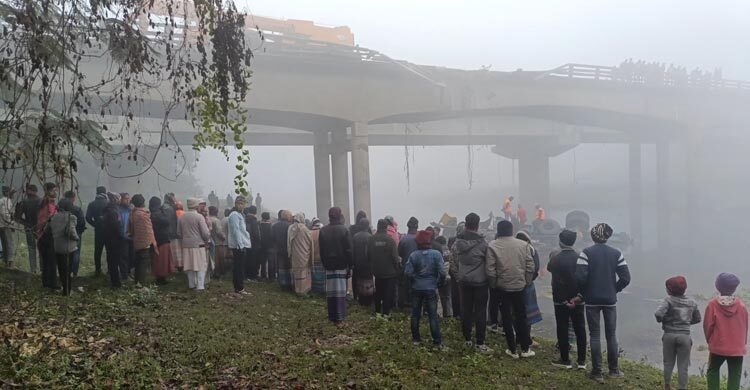 2 killed as truck plunges into Jhenaidah river