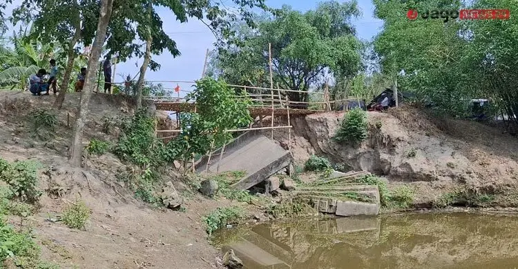 ঝিনাইদহে ব্রিজ ভেঙে বন্ধ যানবাহন চলাচল, ঝুঁকি নিয়ে সাঁকোই পারাপার