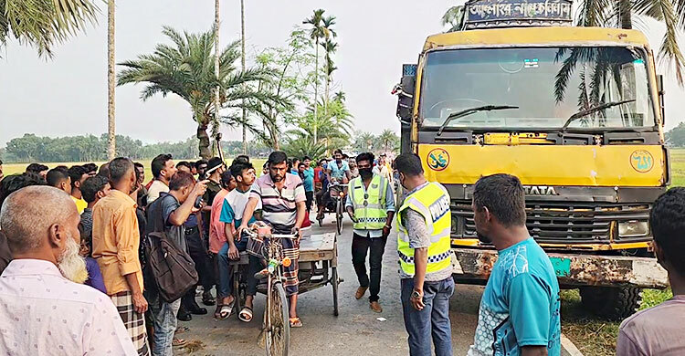 রাস্তায় দাঁড়ানো ট্রাক থেকে বের হচ্ছিল দুর্গন্ধ, ভেতরে মিললো মরদেহ