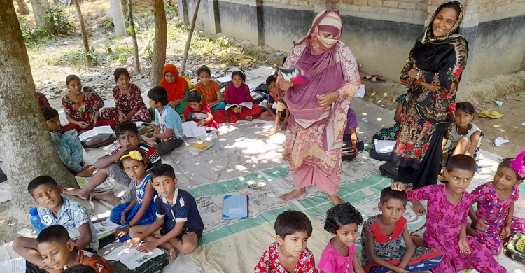 ঝড়ে উড়ে গেছে স্কুলের চালা, গাছতলায় চলে ক্লাস