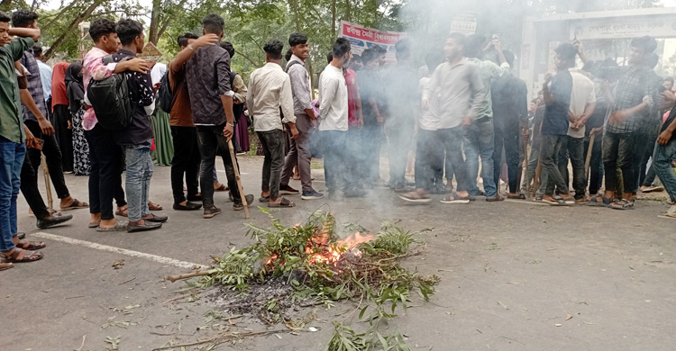 শৈলকূপায় কলেজ মাঠে স্থাপনা নির্মাণ, শিক্ষার্থীদের সড়ক অবরোধ