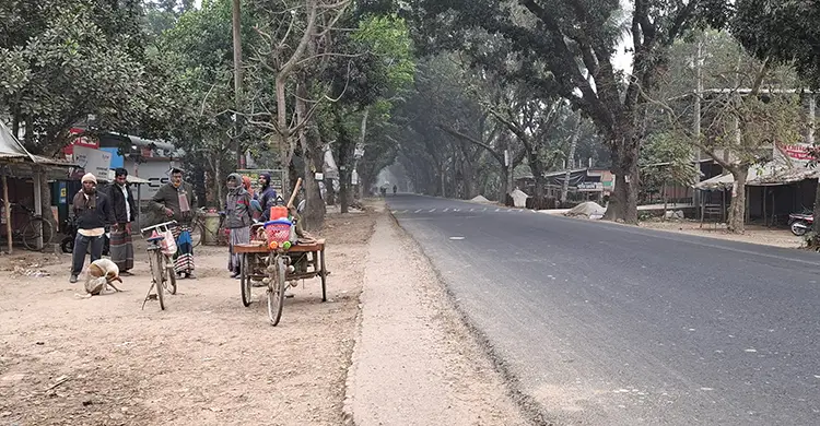 তীব্র শীতে কাজ পাচ্ছেন না শ্রমজীবী মানুষ, বিপর্যস্ত জনজীবন