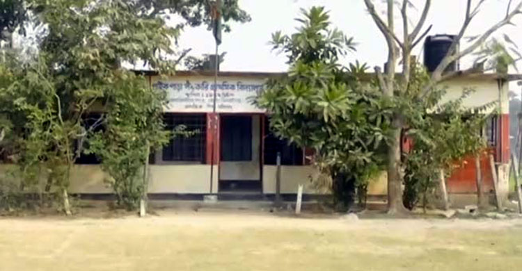 শিক্ষিকার টাকা হারানোয় চাল পড়া খাওয়ানো হলো শিক্ষার্থীদের