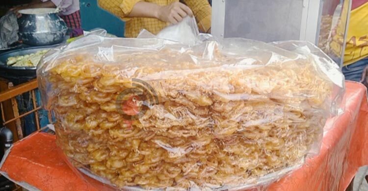 ‘টক-মিষ্টি’ জিলাপির চাহিদা তুঙ্গে, প্রতিদিন লাখ টাকার বিক্রি