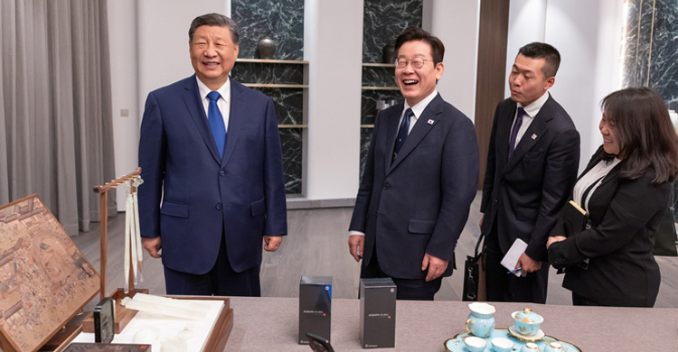 জিনপিংয়ের কাছ থেকে শাওমি ফোন উপহার পেলেন লি, আড়িপাতা নিয়ে রসিকতা