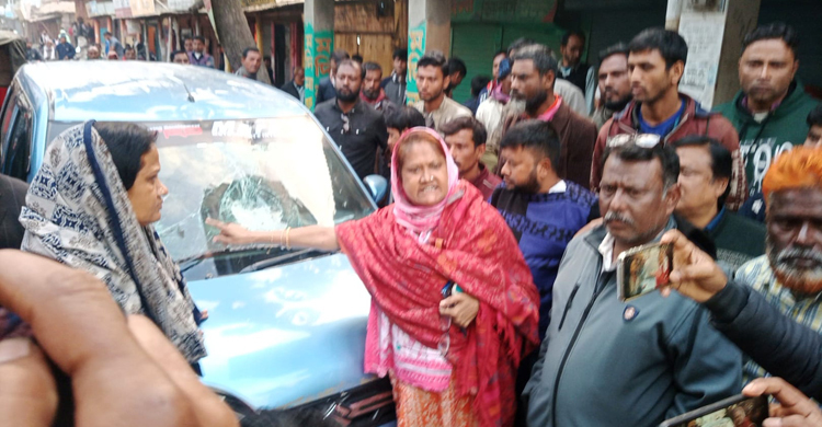 নৌকার প্রার্থীর বাড়িতে হামলা, প্রাইভেটকার ভাঙচুর